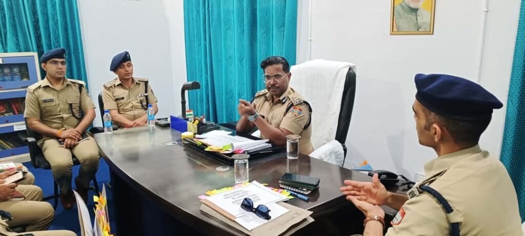 पुलिस महानिरीक्षक राजीव स्वरूप ने परिक्षेत्र के पुलिस अधिकारियों के साथ पौड़ी में ली गई समीक्षा बैठक पुलिस महानिरीक्षक राजीव स्वरूप ने परिक्षेत्र के पुलिस अधिकारियों के साथ पौड़ी में ली गई समीक्षा बैठक