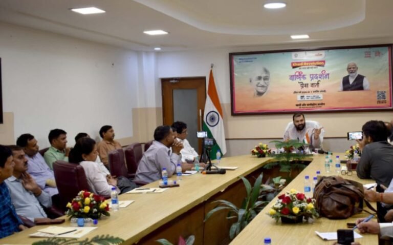पीएम के नेतृत्व में खादी और ग्रामोद्योग आयोग ने रचा नया कीर्तिमान पीएम के नेतृत्व में खादी और ग्रामोद्योग आयोग ने रचा नया कीर्तिमान