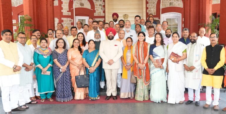 विभिन्न विभागों में नियुक्त दायित्वधारियों ने राज्यपाल से की मुलाकात विभिन्न विभागों में नियुक्त दायित्वधारियों ने राज्यपाल से की मुलाकात