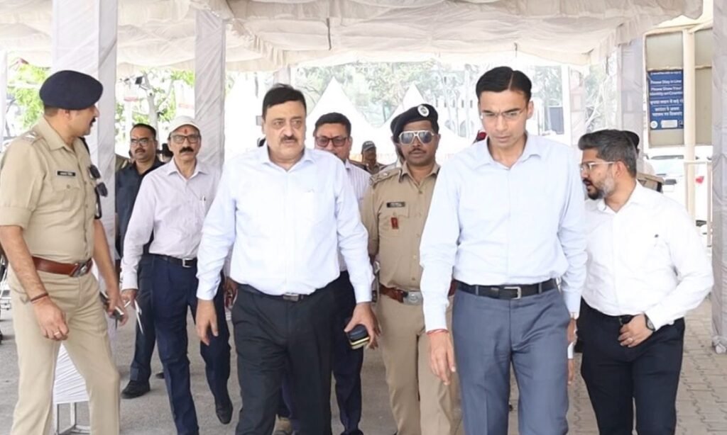मंडलायुक्त व आईजी ने ट्रांजिस्ट कैम्प पहुंचकर चारधाम यात्रा व्यवस्था का जायजा लिया मंडलायुक्त व आईजी ने ट्रांजिस्ट कैम्प पहुंचकर चारधाम यात्रा व्यवस्था का जायजा लिया