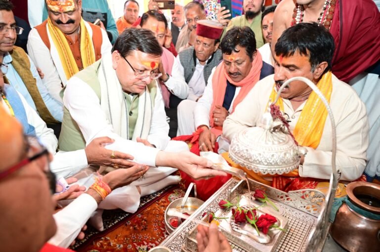 गंगोत्री और यमुनोत्री धाम के कपाट श्रद्धालुओं के लिए खुले गंगोत्री और यमुनोत्री धाम के कपाट श्रद्धालुओं के लिए खुले