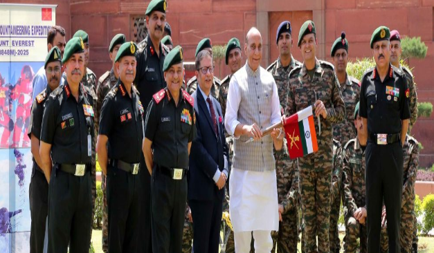 माउंट एवरेस्ट और कंचनजंघा को फतह करने निकले दल, रक्षा मंत्री राजनाथ ने दिखाई हरी झंडी माउंट एवरेस्ट और कंचनजंघा को फतह करने निकले दल, रक्षा मंत्री राजनाथ ने दिखाई हरी झंडी