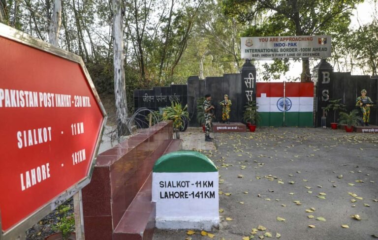 पाकिस्तान भारत के साथ व्यापार निलंबन के बाद दवाओं को सुरक्षित करने के लिए दौड़ता है: रिपोर्ट पाकिस्तान भारत के साथ व्यापार निलंबन के बाद दवाओं को सुरक्षित करने के लिए दौड़ता है: रिपोर्ट