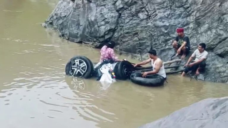 वाहन खाई में गिरने से एक ही परिवार के 5 लोगों की मौत, एक की हालत गंभीर वाहन खाई में गिरने से एक ही परिवार के 5 लोगों की मौत, एक की हालत गंभीर