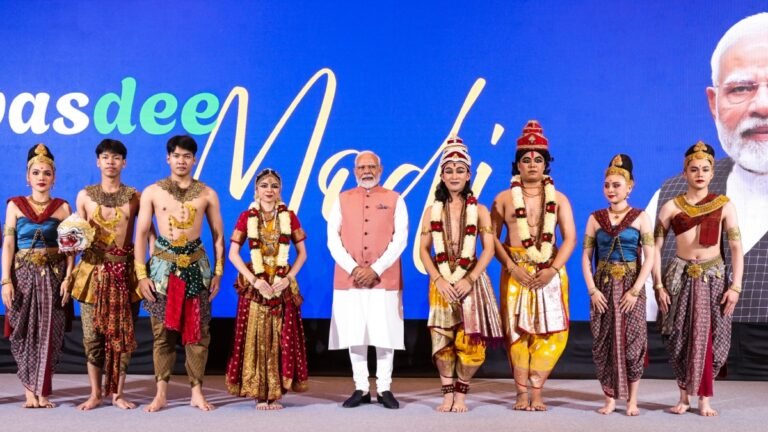 पीएम मोदी को अपनी थाईलैंड की यात्रा पर जीवंत स्वागत मिला: थाई रामायण का प्रदर्शन वंदे माटरम मंत्रों के लिए पीएम मोदी को अपनी थाईलैंड की यात्रा पर जीवंत स्वागत मिला: थाई रामायण का प्रदर्शन वंदे माटरम मंत्रों के लिए