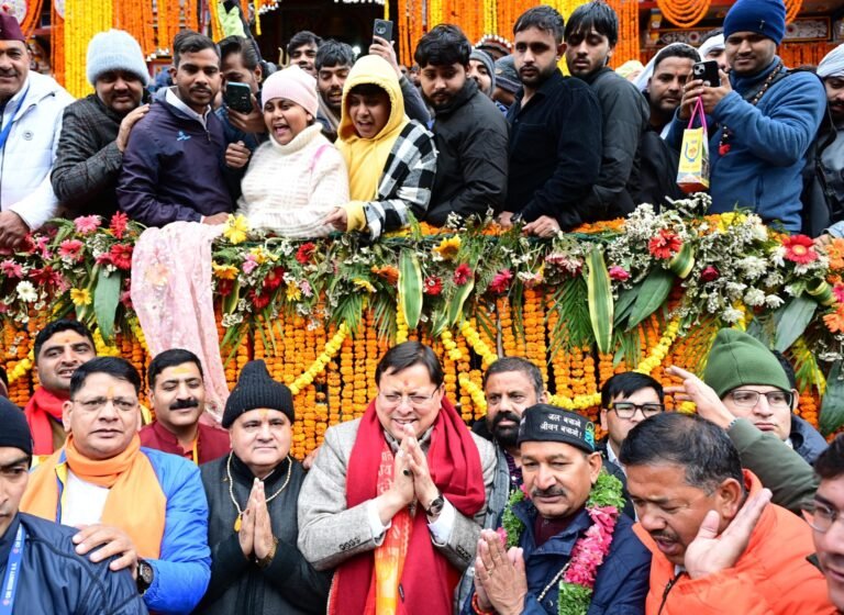 विधि विधान के साथ खोले गए बदरीनाथ धाम के कपाट विधि विधान के साथ खोले गए बदरीनाथ धाम के कपाट