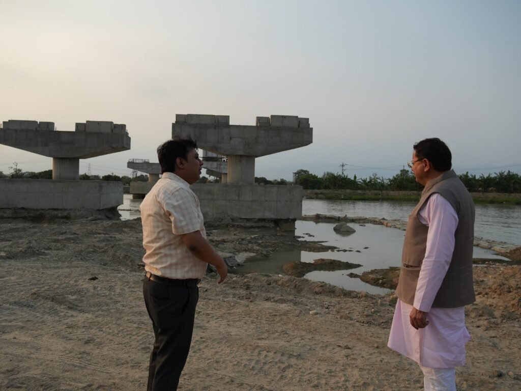 मुख्यमंत्री ने किया भारत-नेपाल सीमा पर निर्माणाधीन मार्ग का निरीक्षण मुख्यमंत्री ने किया भारत-नेपाल सीमा पर निर्माणाधीन मार्ग का निरीक्षण
