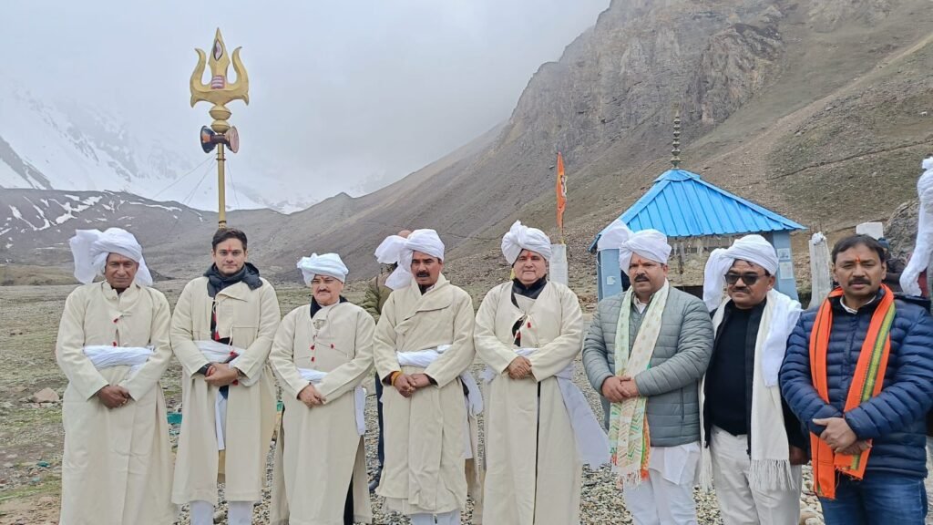 केंद्रीय स्वास्थ्य मंत्री जेपी नड्डा ने पिथौरागढ़ में ली वाइब्रेंट विलेज योजना के कार्यों की जानकारी, जवानों से की भेंट