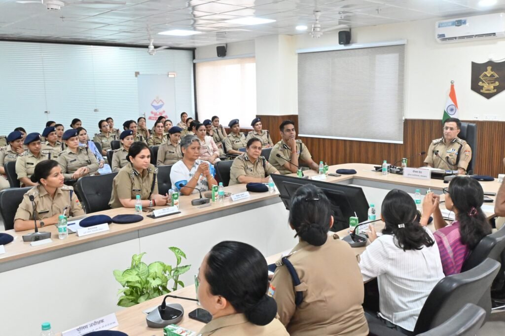 मुख्यमंत्री के निर्देशन पर राज्य स्थापना रजत जयंती वर्ष में महिला पुलिस कार्मिकों के साथ ओपन हाउस सेशन आयोजित मुख्यमंत्री के निर्देशन पर राज्य स्थापना रजत जयंती वर्ष में महिला पुलिस कार्मिकों के साथ ओपन हाउस सेशन आयोजित