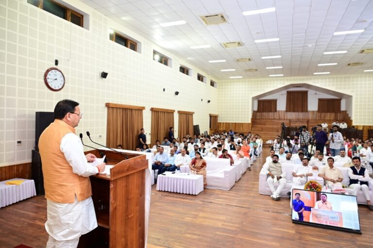 सीएम धामी ने नगर निगम महापौर एवं नगर पालिका अध्यक्षों से किया संवाद सीएम धामी ने नगर निगम महापौर एवं नगर पालिका अध्यक्षों से किया संवाद