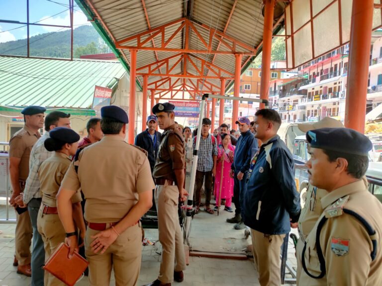 एडीजी ने केदारनाथ धाम व यात्रा मार्ग का स्थलीय निरीक्षण किया, दिए महत्वपूर्ण निर्देश एडीजी ने केदारनाथ धाम व यात्रा मार्ग का स्थलीय निरीक्षण किया, दिए महत्वपूर्ण निर्देश