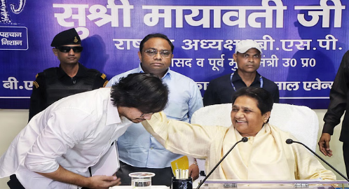 मायावती ने आकाश में फिर से भरी ताकत, यूपी की सियासत में भी दिखेगा दखल; बिहार चुनाव में होगा आकलन मायावती ने आकाश में फिर से भरी ताकत, यूपी की सियासत में भी दिखेगा दखल; बिहार चुनाव में होगा आकलन