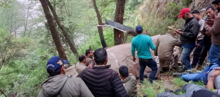 उत्तरकाशी के गंगानानी क्षेत्र में हेलीकॉप्टर क्रेश, छह लोगों की मौत, एक घायल उत्तरकाशी के गंगानानी क्षेत्र में हेलीकॉप्टर क्रेश, छह लोगों की मौत, एक घायल