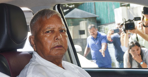 बिहार के पूर्व CM लालू यादव के खिलाफ चलेगा मनी लॉन्ड्रिंग का केस, राष्ट्रपति ने दी मंजूरी बिहार के पूर्व CM लालू यादव के खिलाफ चलेगा मनी लॉन्ड्रिंग का केस, राष्ट्रपति ने दी मंजूरी