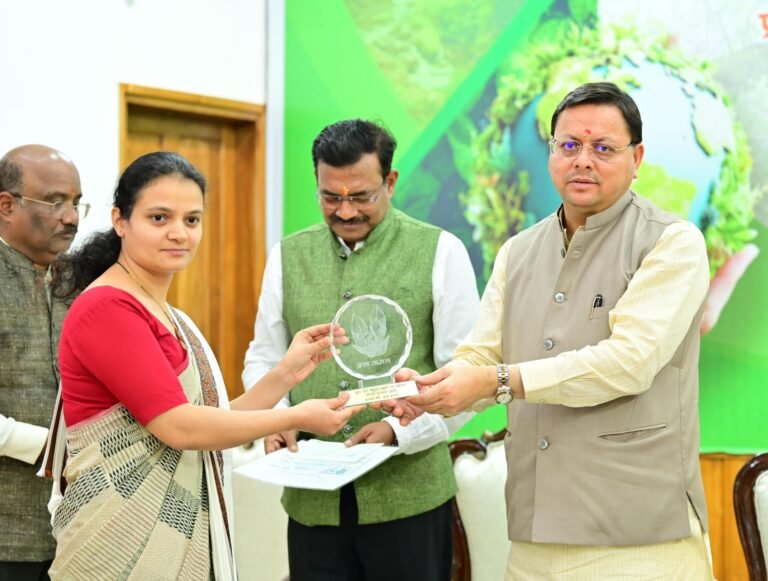 पर्यावरण के क्षेत्र में उत्कृृष्ठ कार्य करने वाले लोगों को सीएम ने किया सम्मानित पर्यावरण के क्षेत्र में उत्कृृष्ठ कार्य करने वाले लोगों को सीएम ने किया सम्मानित