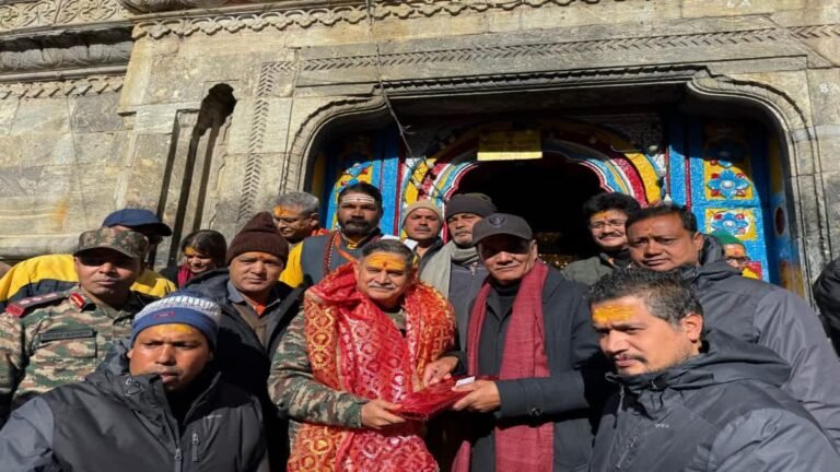 थल सेना अध्यक्ष ने परिवार सहित किए बाबा केदार के दर्शन थल सेना अध्यक्ष ने परिवार सहित किए बाबा केदार के दर्शन