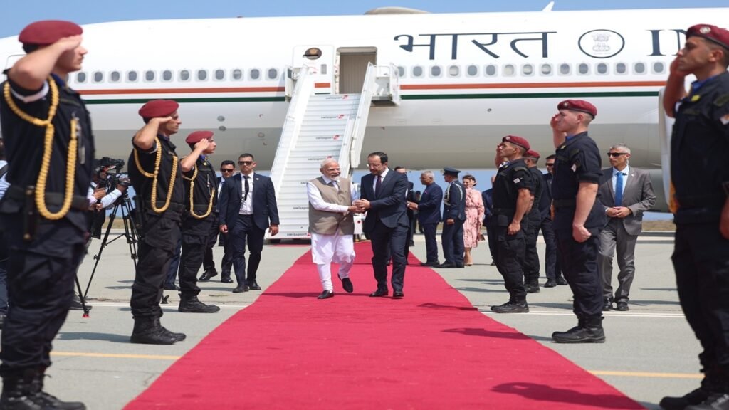 पीएम मोदी आधिकारिक यात्रा के लिए साइप्रस पहुंचते हैं, राष्ट्रपति निकोस क्रिस्टोडौलाइड्स से स्वागत करते हैं वीडियो पीएम मोदी आधिकारिक यात्रा के लिए साइप्रस पहुंचते हैं, राष्ट्रपति निकोस क्रिस्टोडौलाइड्स से स्वागत करते हैं वीडियो