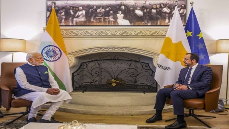 पीएम मोदी उपहार कश्मीरी रेशम कालीन को साइप्रस के अध्यक्ष और सिल्वर क्लच पर्स को फर्स्ट लेडी | पिक्स देखें पीएम मोदी उपहार कश्मीरी रेशम कालीन को साइप्रस के अध्यक्ष और सिल्वर क्लच पर्स को फर्स्ट लेडी | पिक्स देखें